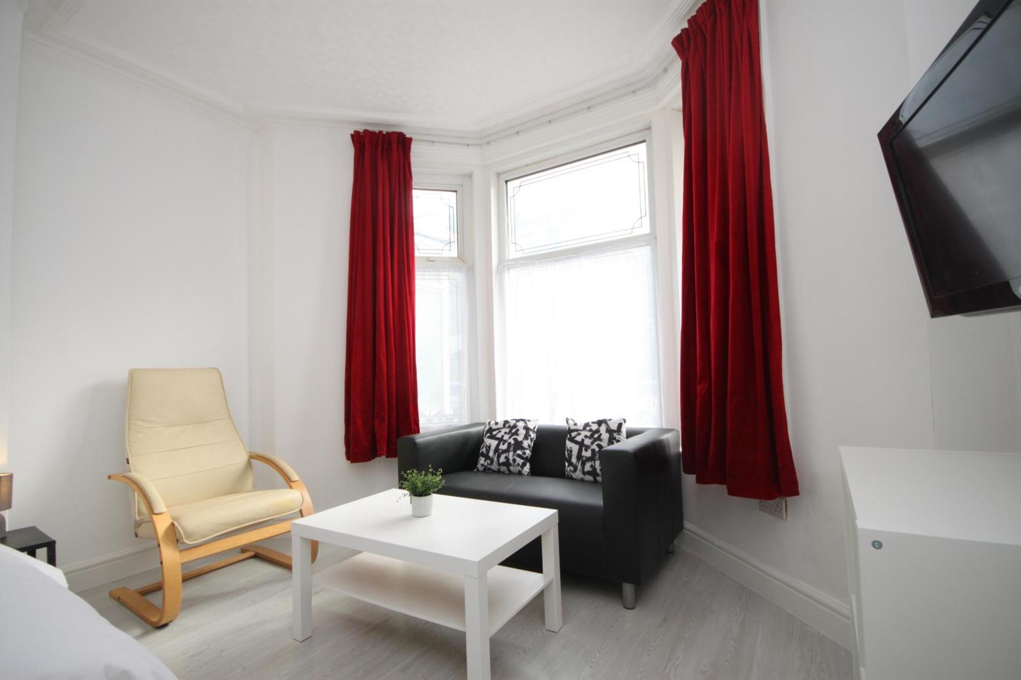 Barton Beachside Apartments: Modern Coastal Retreat Blackpool Room photo